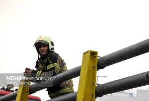 مهار آتش‌سوزی گسترده در کارگاه نجاری و رنگ‌کاری پردیس