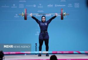 ششمی کریمی در حرکت یک‌ضرب وزنه برداری بانوان