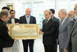 اثر خوشنویس ایرانی؛ هدیه ویژه قالیباف به شهباز شریف