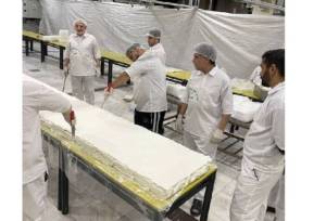 پخت کیک ۵۰۰ متری در حرم رضوی به مناسبت میلاد امام زمان (عج)