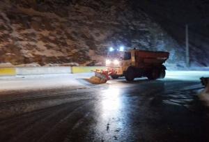 عملیات برف روبی محورطالقان-زیاران انجام شد؛ لزوم همراه داشتن زنجیر چرخ