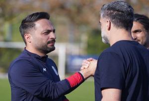 تماس سرمربی تیم فوتبال نوجوانان با بازیکن مصدوم فلسطین