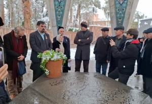 تاجیک‌ها در آرامگاه عطار و خیام اشعار پارسی خواندند