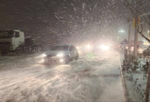 تداوم بارش برف و خودروهای گرفتار در کولاک محور نقده - پیرانشهر