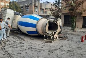 واژگونی بونکر سیمان در بلوار توس مشهد و خسارت به شبکه فاضلاب شهری