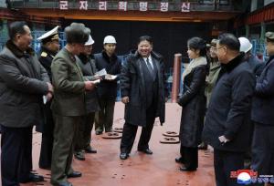 بازدید کیم از محل ساخت زیردریایی هسته‌ای کره شمالی