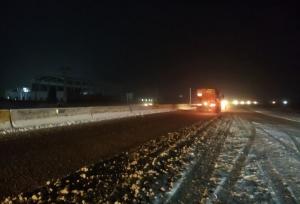 انجام عملیات برف روبی و نمک پاشی محورهای مواصلاتی شرق استان سمنان