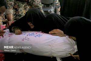 لحظه وداع مادر شهید عبدالله صالحی با شهید گمنام