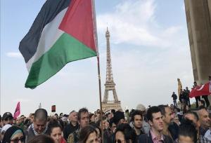 یک فواره در پاریس در حمایت از فلسطین به رنگ قرمز درآمد+فیلم