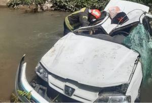 سقوط دو خودرو بدون خسارت جانی در بندرلنگه