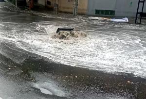 رگبار باران و رعدوبرق در آسمان دلگان