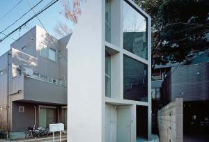 نمای این ساختمان برای دید بهتر کج ساخته شد!