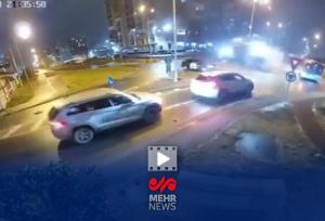 حادثه عجیب در رومانی؛ مرسدس بنز از روی دو خودرو پرید