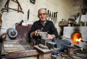 چاقوسازی ۲۰۰ ساله حسن‌رباط؛ هنری که هنوز با چکش و کوره زنده است