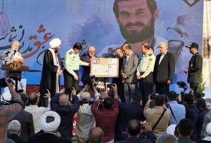 تصاویری از اهدای شناسنامه نمادین به خانواده شهید «حسن عشوری»