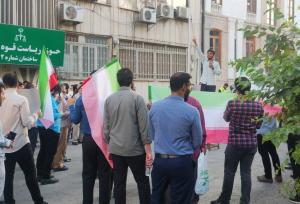 بنر معترضان خطاب به لاریجانی در یک تجمع