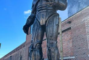 مجسمه ۳.۳ متری پلیس آهنی