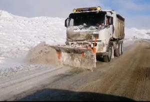 عملیات برف روبی و شن و نمک پاشی در محور بردسکن - سبزوار