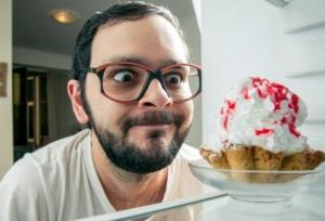 چرا شب‌ها دلمان شیرینی می‌خواهد؟