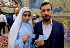 عروس و داماد تهرانی پای صندوق رای در حرم رضوی