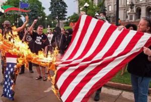 معترضان پرچم آمریکا را در پاریس به آتش کشیدند 