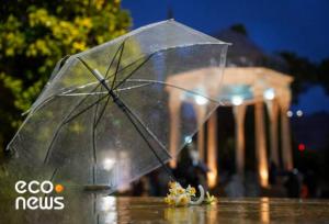 نوای برگ‌ها و قطره‌های باران در آرامگاه حافظ+فیلم