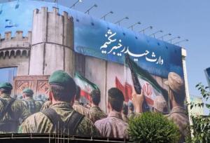 دیوارنگار بزرگ میدان انقلاب جلب توجه کرد