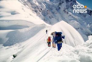 انتقال پیکر بانوی کوهنورد از قله دماوند+فیلم