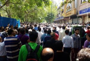 تجمع برخی کسبه بازار تهران در واکنش به نوسانات ارز