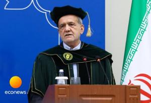 ژست‌های جالب پزشکیان در لباس دکترای افتخاری