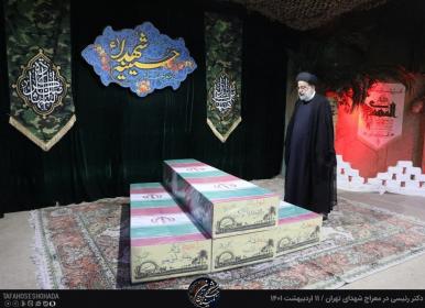 ادای احترام رئیس‌جمهور بر پیکر مرحوم نادر طالب‌زاده+فیلم