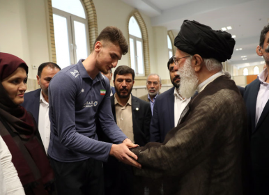 اهدای پیراهن تیم ملی فوتبال نوجوانان به رهبر انقلاب
