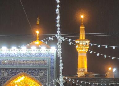 صحن و سرای حرم امام رضا(ع) در شب بارانی+فیلم