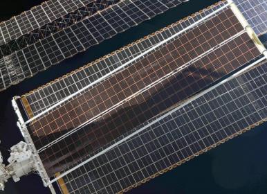 نصب پنل خورشیدی رول شونده در ایستگاه فضایی + فیلم