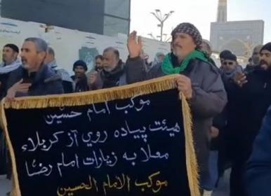 ورود کاروان پیاده‌روی زائران عراقی‌ به صحن امام رضا(ع)+فیلم