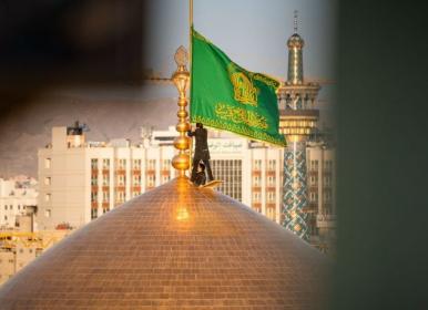 مراسم تعویض پرچم گنبد امام رضا(ع)+فیلم