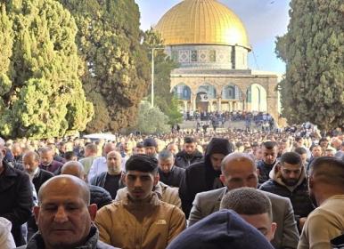حضور هزاران فلسطینی در نماز عید سعید فطر+فیلم