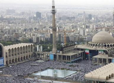 اقامه نماز به امامت ولی امر مسلمین+فیلم