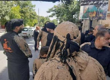 سنت گل مالی کردن عزاداران حسینی درکرمانشاه+فیلم