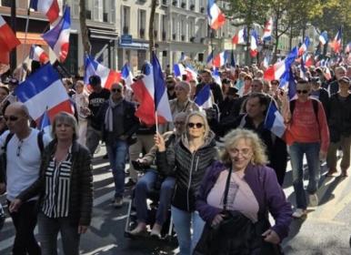 معترضان فرانسوی یکصدا شعار دادند: ماکرون برو!