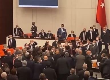 درگیری موافقان و مخالفان اردوغان در پارلمان ترکیه +ویدئو