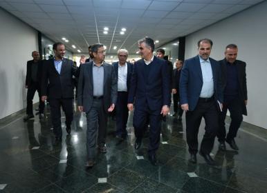 همتی با استقبال فرزین وارد بانک مرکزی شد