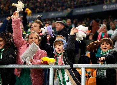 زمین فوتبال زیر باران عروسک‌ها در آستانه کریسمس