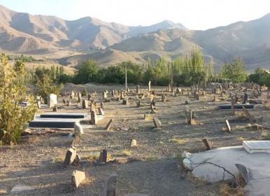 قبرستانی عجیب و دیدنی در روستای طره نطنز+فیلم