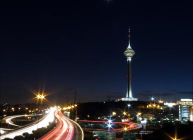 لحظه برخورد صاعقه به برج میلاد تهران+فیلم