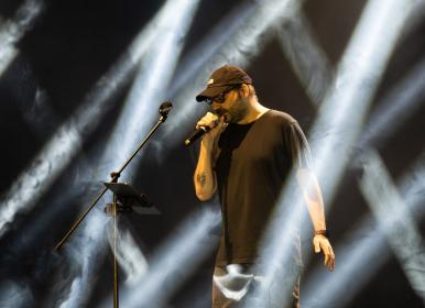 گوش دادن به کارهای این خواننده ممنوع است