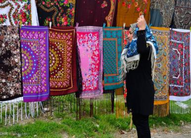 رقص چارقدهای ترکمنی در جاده های گلستان+فیلم