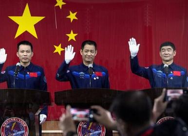 سه فضانورد چینی راهی فضا شدند+فیلم