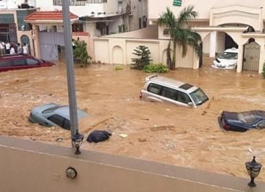سیل، خودروها را در غرب عربستان جارو کرد+ویدئو