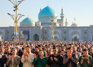 حضور پرشور زائران در بارگاه منور امام رضا(ع)+فیلم